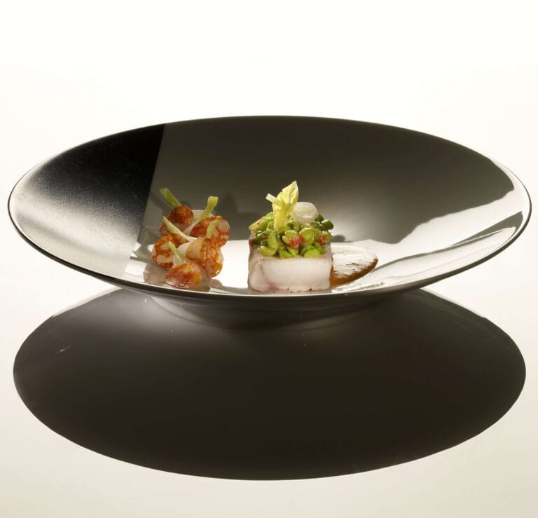 Filetto di spigola, piselli con cipollotti, panna e striscioline di chorizo dolce