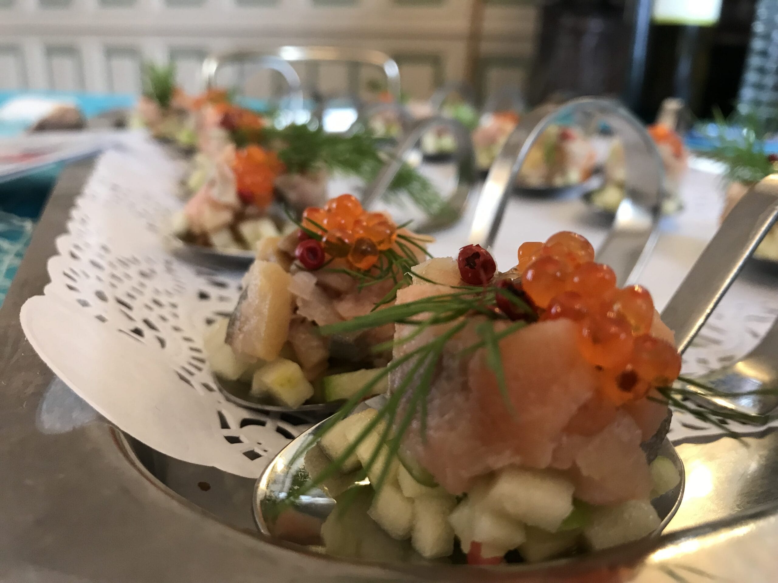 Tartare di aringa e salmone affumicato alle bacche rosa