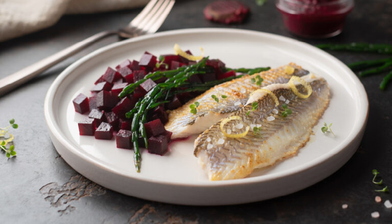 Filetti di cardine arrosto, conditi con una vinaigrette alla salicornia e barbabietola