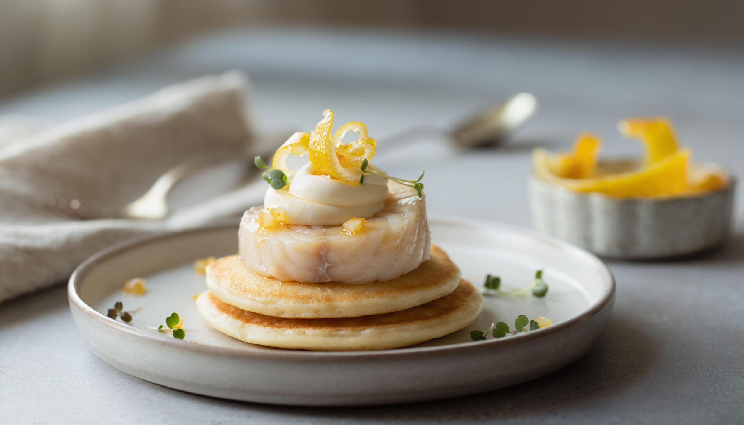 Mini savarin di sogliola al crescione, blinis al mascarpone e limone candito