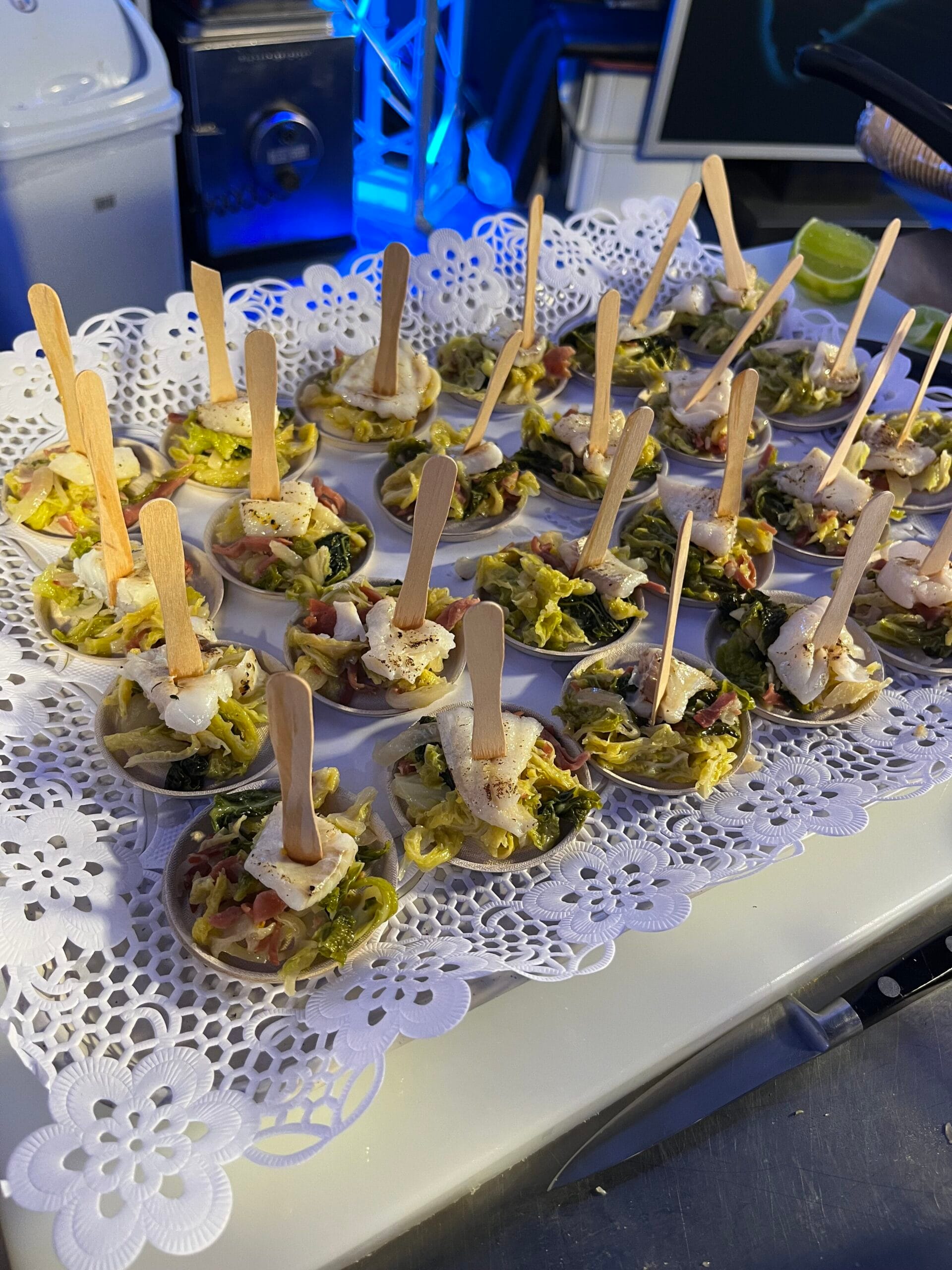 Merluzzo al burro con cavolo verde, prosciutto crudo e agrumi