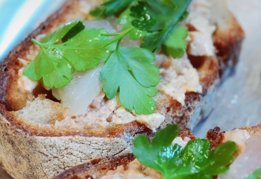 Toast con scorfano rosso e fegato di rana pescatrice